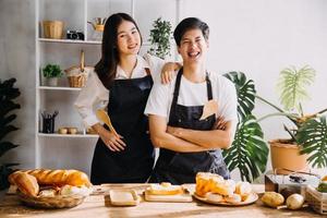 im Kücheperfekt glücklich Paar vorbereiten gesund Essen, viele von Gemüse. Mann jongliert mit Früchte, macht ihr Freundin lachen. schön Menschen im Liebe haben Spaß foto