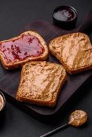 nahrhaft Sandwiches bestehend aus von brot, Himbeere Marmelade und Erdnuss Butter foto