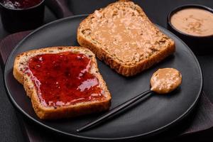 nahrhaft Sandwiches bestehend aus von brot, Himbeere Marmelade und Erdnuss Butter foto