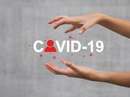 Frau Hand zeigen covid-19 Botschaft mit rot Mensch Infektion Symbol. foto