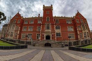 Adelaide Universität Gebäude auf wolkig Himmel foto