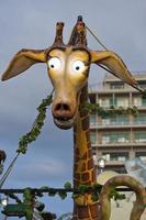 Spaß Messe Karneval Luna Park ziehen um Beleuchtung Hintergrund das Giraffe foto