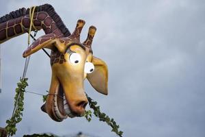 Spaß Messe Karneval Luna Park ziehen um Beleuchtung Hintergrund das Giraffe foto