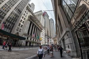 New York - USA - 11. Juni 2015 Wall Street voller Menschen foto