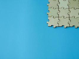 Komplett hölzern Puzzle Rätsel Geschäft Zusammenarbeit auf ein Blau Hintergrund foto