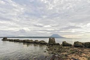 siladen türkisfarbene tropische paradiesinsel bei sonnenuntergang foto