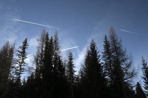 Flugzeug erwacht am Himmel der blauen Bergdolomiten foto