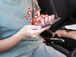 Sozial Medien Marketing Konzept einer Smartphone mit Herz Benachrichtigung Symbol auf Smartphone Bildschirm. foto