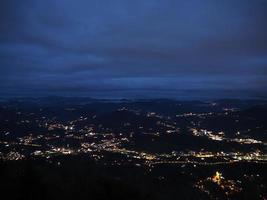 Nacht Panorama von Madonna della Wache Votiv- Angebot Heiligtum auf Genua Berg Hügel foto