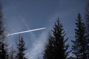 Flugzeug erwacht am Himmel der blauen Bergdolomiten foto