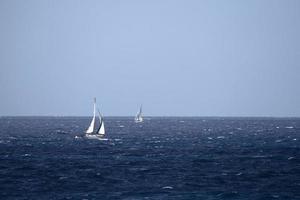 segeln Boot im hoch Wellen Meer foto