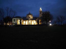 Nacht Aussicht von Madonna della Wache Votiv- Angebot Heiligtum auf Genua Berg Hügel Kirche foto