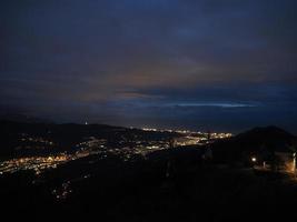 Nacht Panorama von Madonna della Wache Votiv- Angebot Heiligtum auf Genua Berg Hügel foto