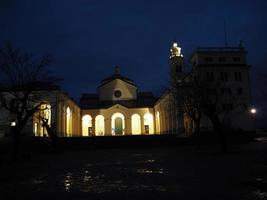 Nacht Aussicht von Madonna della Wache Votiv- Angebot Heiligtum auf Genua Berg Hügel Kirche foto