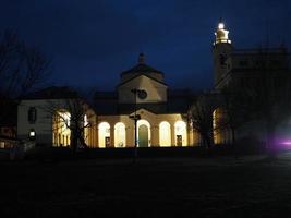 Nacht Aussicht von Madonna della Wache Votiv- Angebot Heiligtum auf Genua Berg Hügel Kirche foto