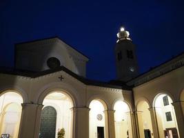 Nacht Aussicht von Madonna della Wache Votiv- Angebot Heiligtum auf Genua Berg Hügel Kirche foto