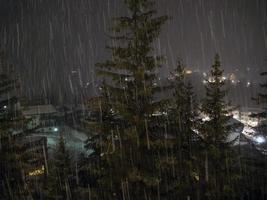 Nachts schneit es in den Dolomiten foto