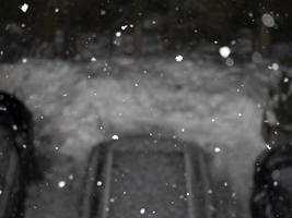 Nachts schneit es auf dem Parkplatz der Dolomiten foto