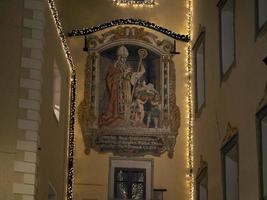 brunico dorf nachts im dezember weihnachtslichter foto