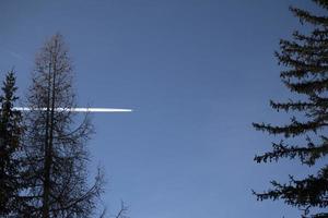 Flugzeug erwacht am Himmel der blauen Bergdolomiten foto