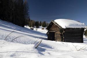 dolomiten schneepanorama holzhütte gadertal armentara foto