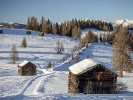 dolomiten schneepanorama holzhütte gadertal armentara foto