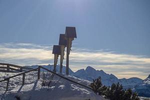 kirche auf monte croce dolomites badia tal berge im winter schneepanorama foto