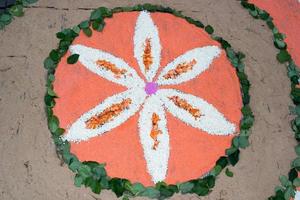 Blütenblatt- und Blumenteppich für Fronleichnamsfeier foto