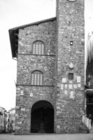 san quirico mittelalterlich Häuser Stein Mauer im schwarz und Weiß foto