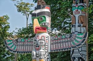 Totem Holz Pole im das Blau Hintergrund foto