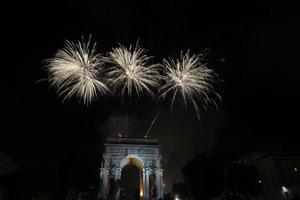 frohes neues jahr und frohes weihnachtsfeuerwerk auf triumphbogen foto