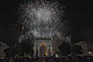 frohes neues jahr und frohes weihnachtsfeuerwerk auf triumphbogen foto