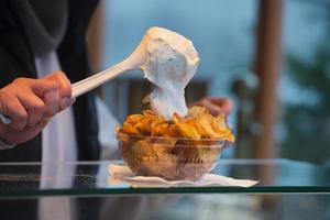 Französisch Fritten Straße Essen mit Saucen Ketchup und Mayonnaise foto