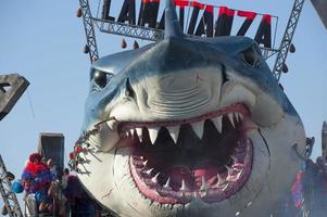 viareggio Italien Karneval Show Band Wagen groß Hai foto