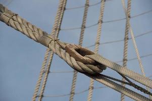 Segelschiff hüllt Details am Himmel ein foto