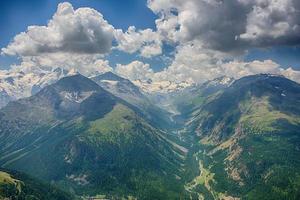 Blick auf die Gletscher der Schweizer Alpen im Engadin foto