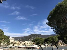 Yachten, die durch einen Orkan in Rapallo, Italien, zerstört wurden foto