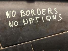 Nein Grenzen Nein Nationen Hand Schreiben auf ein Mauer foto