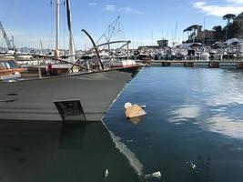 Yachten, die durch einen Orkan in Rapallo, Italien, zerstört wurden foto