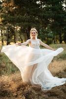 Braut blond Mädchen mit ein Strauß im das Wald foto