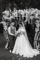 Hochzeit Zeremonie von das Jungvermählten auf das Lichtung foto