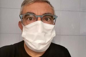 Mann mit Coronavirus-Maske foto