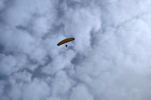 Gleitschirm am bewölkten Himmel foto