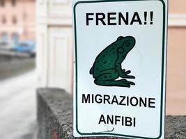 halt Frösche Migration Kreuzung Zeichen im Italienisch foto