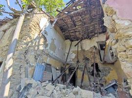 alt verlassen Dach zusammengebrochen Bauernhof Haus Gebäude im Italien foto