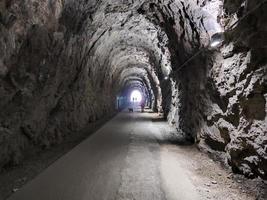 verlassener alter eisenbahntunnel zwischen varazze und cogoleto ligurien italien foto