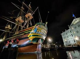 Amsterdam Kanal Schiff Museum beim Nacht Aussicht foto