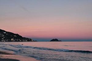 alassio dorf ligurien italien bei sonnenuntergang foto