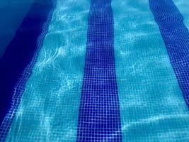 Swimmingpool blaues Kristallwasser foto