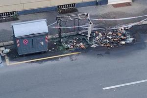 Straße Müll Container Feuer verbrannt Plastik recyceln Behälter foto